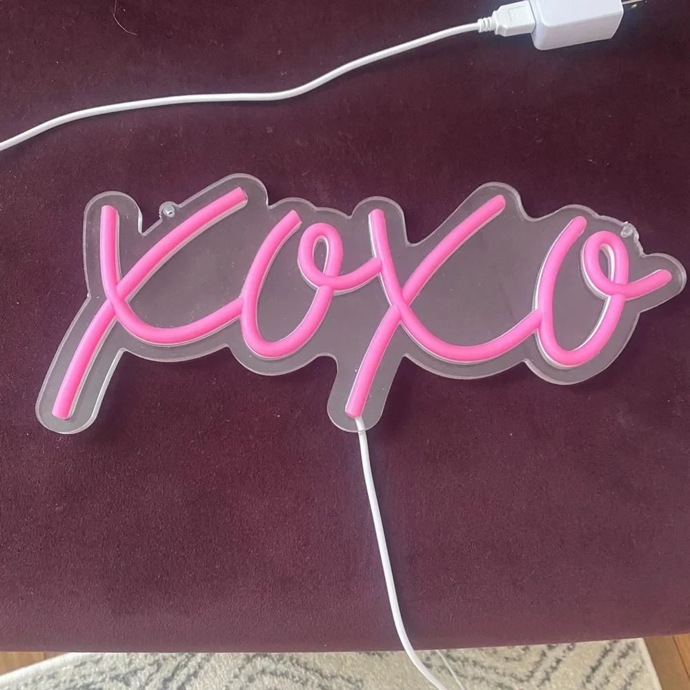 Pink neon XOXO sign
